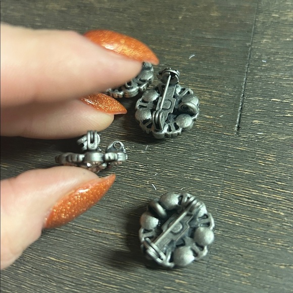 White Rhinestone Daisy Vintage Tiny Round Silver Tone brooch/pendants (4) - Picture 3 of 3